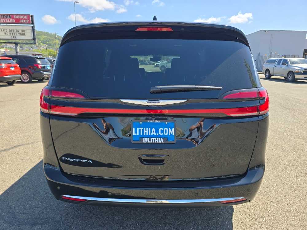 Thumbnail: 2026 Chrysler Pacifica - 4