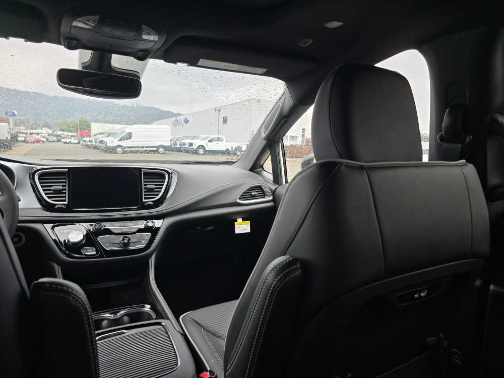 Thumbnail: 2026 Chrysler Pacifica - 14