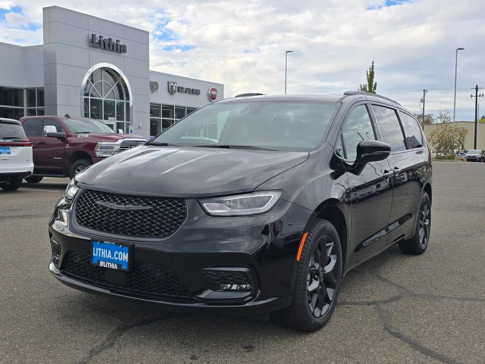 2026 Chrysler Pacifica Limited's photo