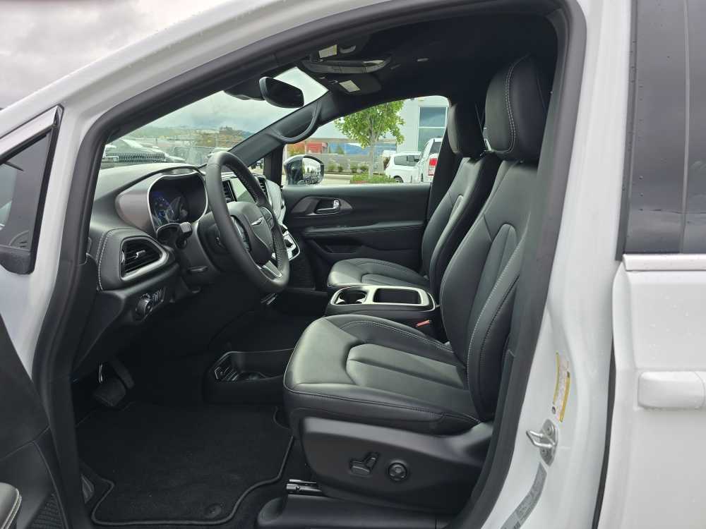 Thumbnail: 2026 Chrysler Pacifica - 9