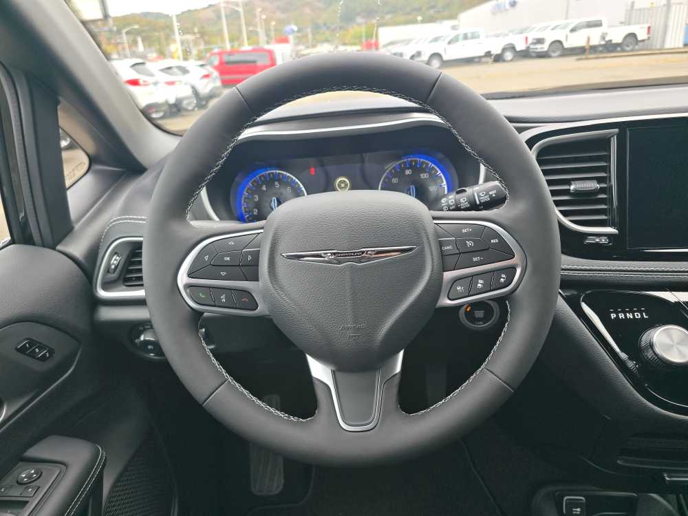 Thumbnail: 2026 Chrysler Pacifica - 11