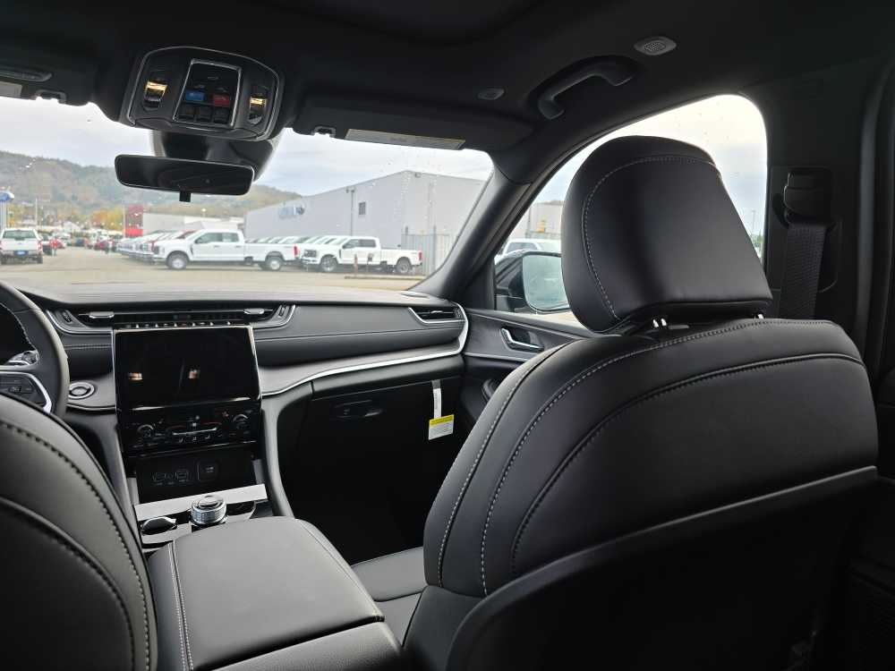 Thumbnail: 2025 Jeep Grand Cherokee - 14