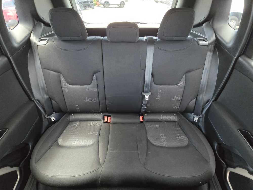 Thumbnail: 2016 Jeep Renegade - 17