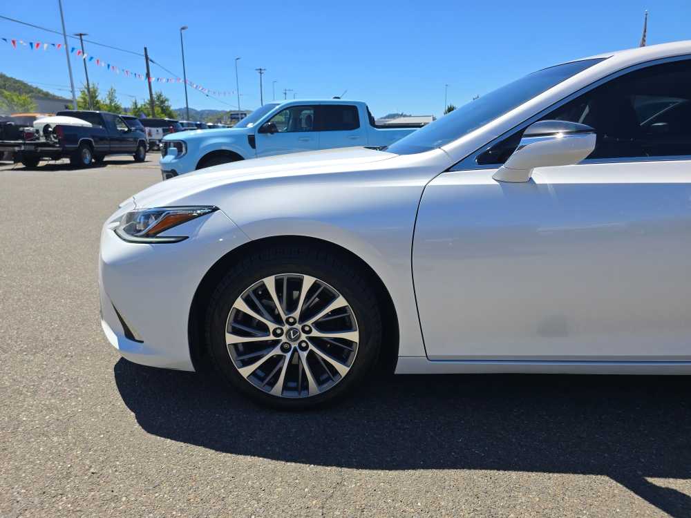 Thumbnail: 2019 Lexus ES - 13