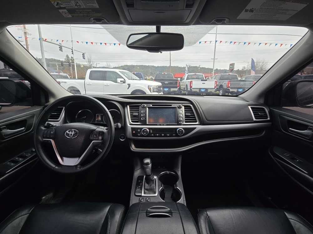 Thumbnail: 2016 Toyota Highlander - 15