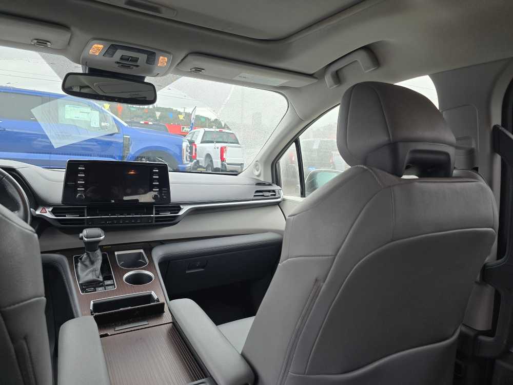 Thumbnail: 2021 Toyota Sienna - 14