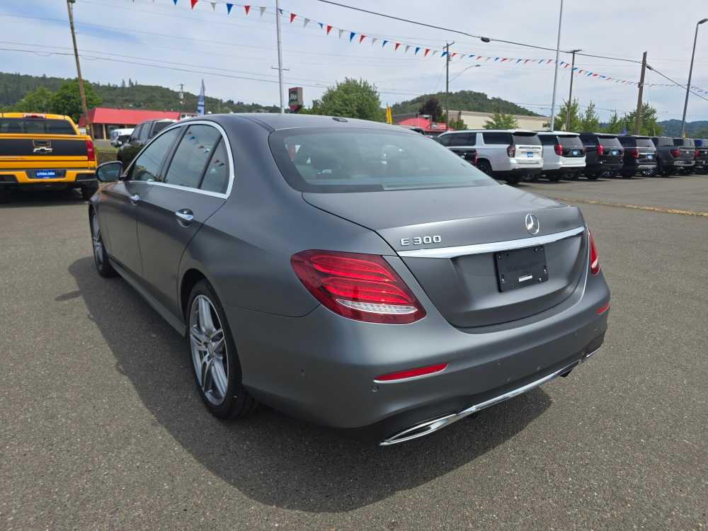 Thumbnail: 2017 Mercedes-Benz E-Class - 9