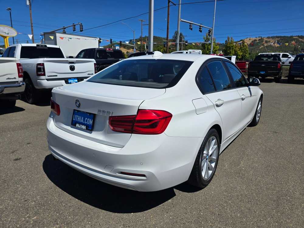 Thumbnail: 2016 BMW 3 Series - 6