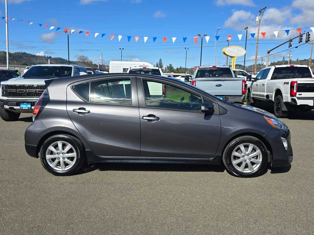 Thumbnail: 2017 Toyota Prius c - 6