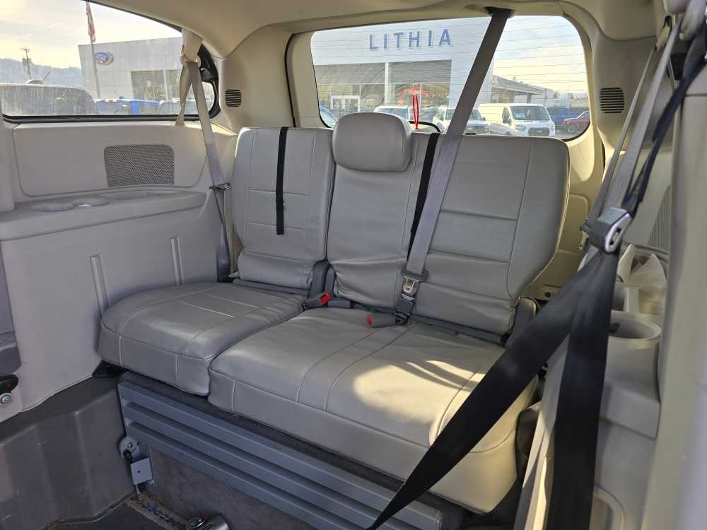 Thumbnail: 2010 Dodge Grand Caravan - 17