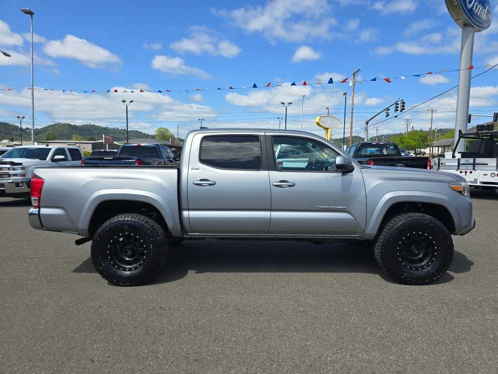 Thumbnail: 2017 Toyota Tacoma - 6