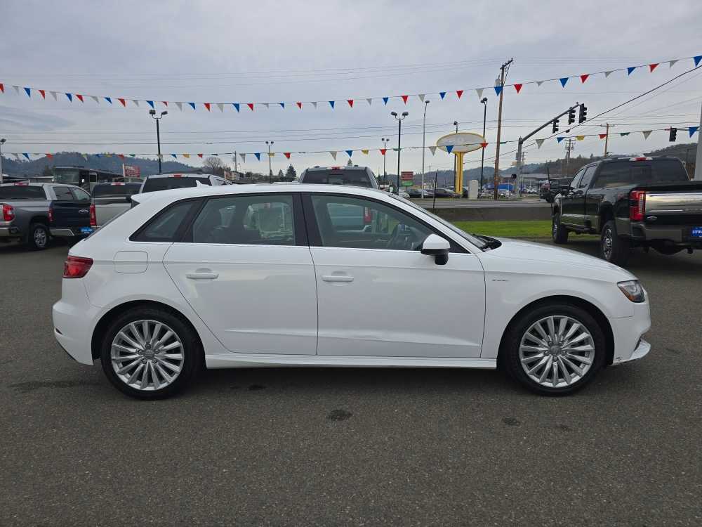 Thumbnail: 2017 Audi A3 e-tron - 6