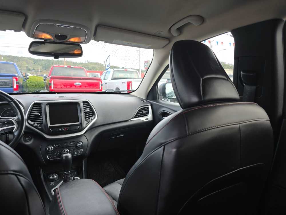 Thumbnail: 2018 Jeep Cherokee - 14