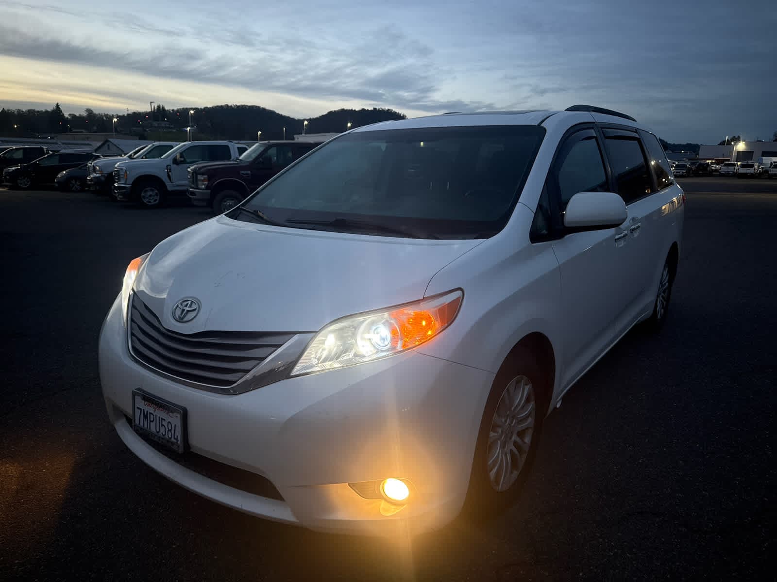 Thumbnail: 2015 Toyota Sienna - 5