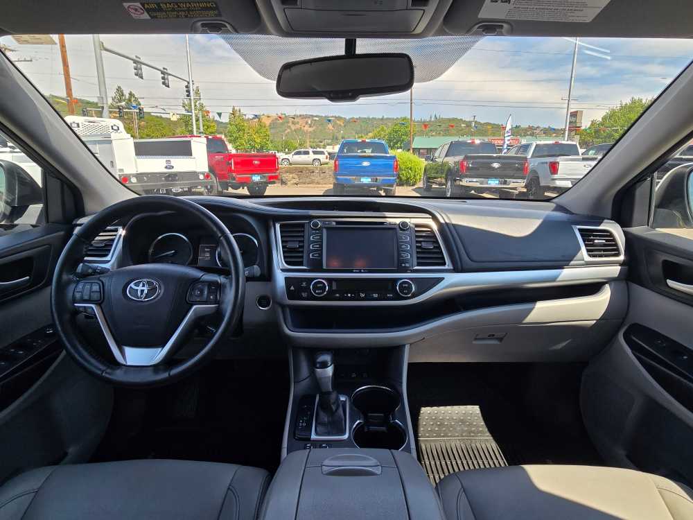 Thumbnail: 2015 Toyota Highlander - 15