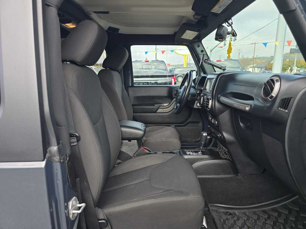 Thumbnail: 2016 Jeep Wrangler - 14