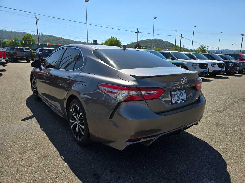 2019 Toyota Camry SE 2