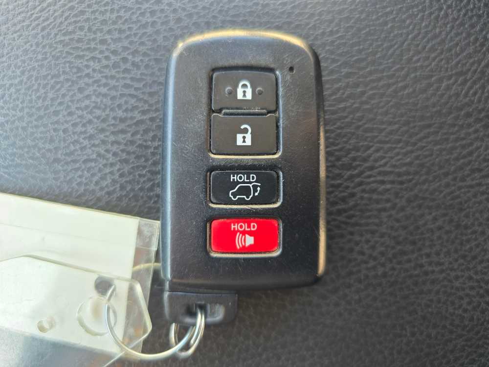 Thumbnail: 2018 Toyota RAV4 - 21