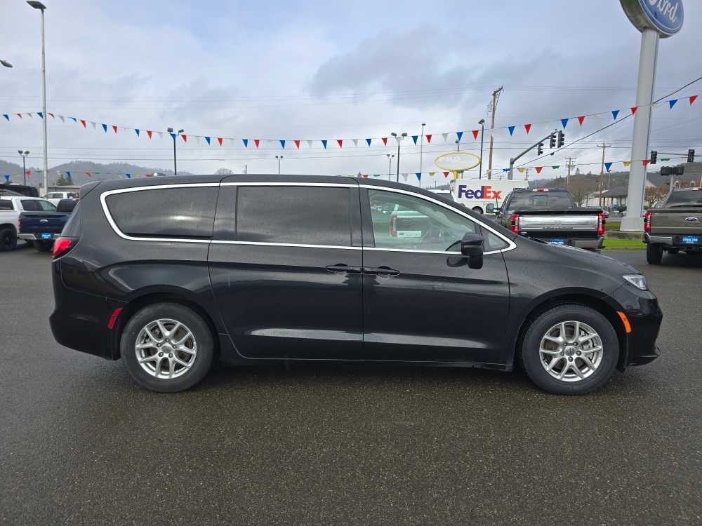 Thumbnail: 2023 Chrysler Pacifica - 6