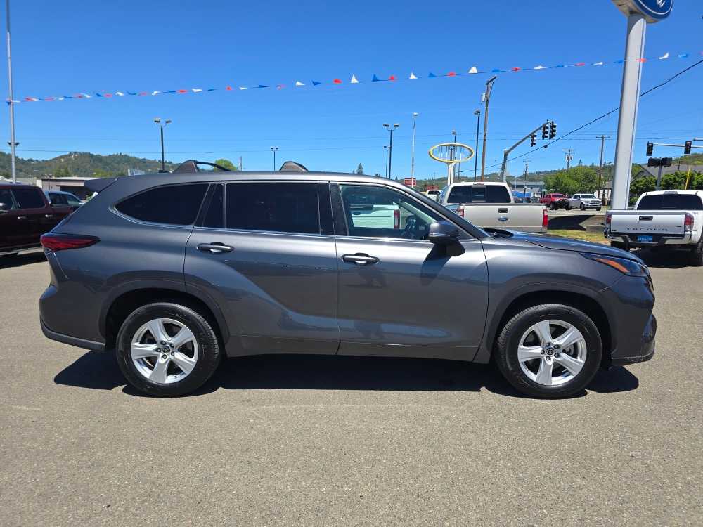 Thumbnail: 2022 Toyota Highlander - 6