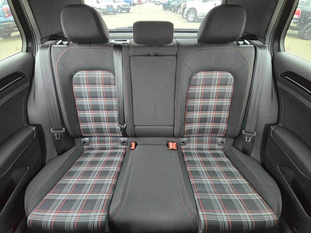 Thumbnail: 2016 Volkswagen Golf - 17