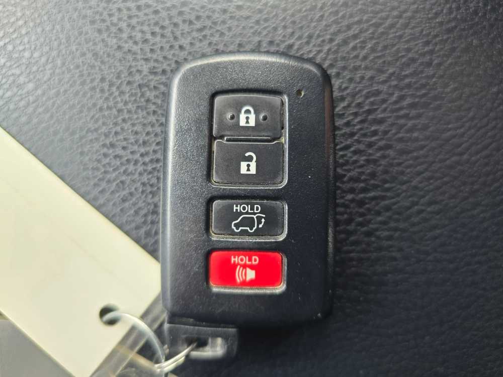 Thumbnail: 2018 Toyota RAV4 - 21