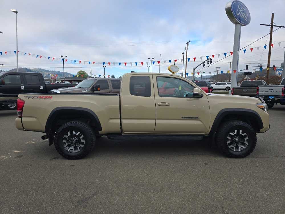 Thumbnail: 2017 Toyota Tacoma - 6