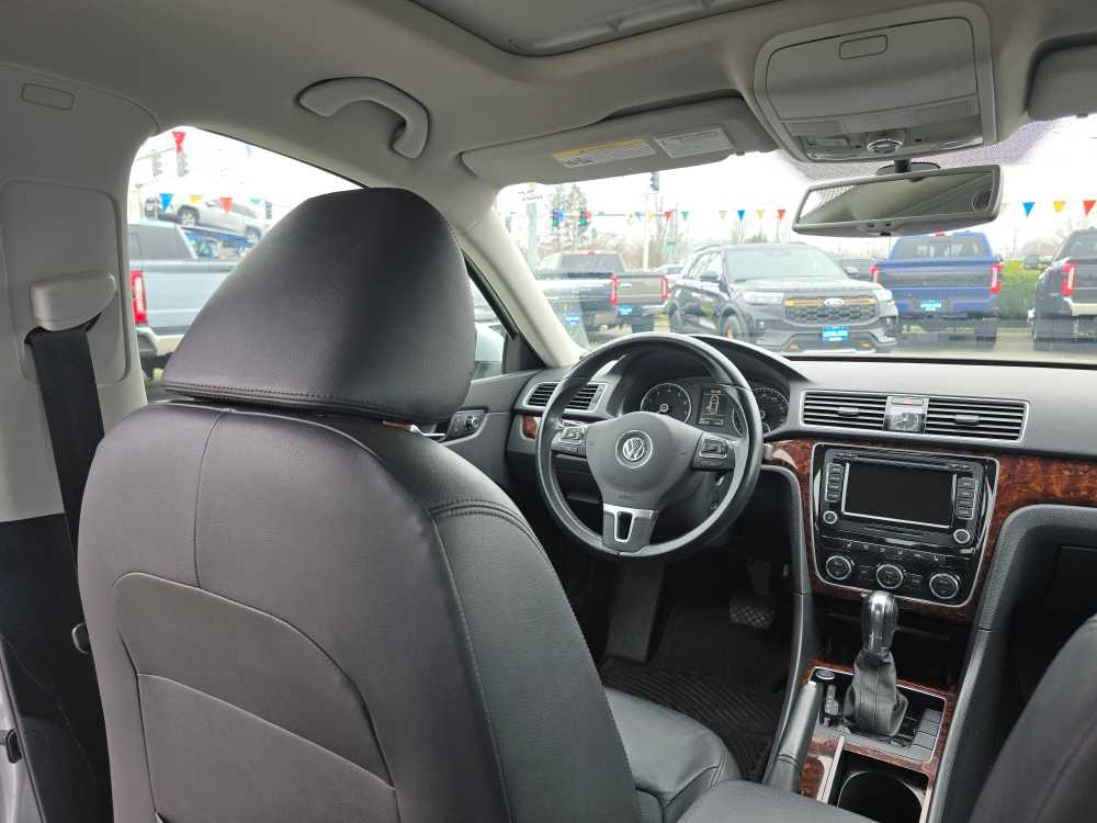 Thumbnail: 2012 Volkswagen Passat - 11