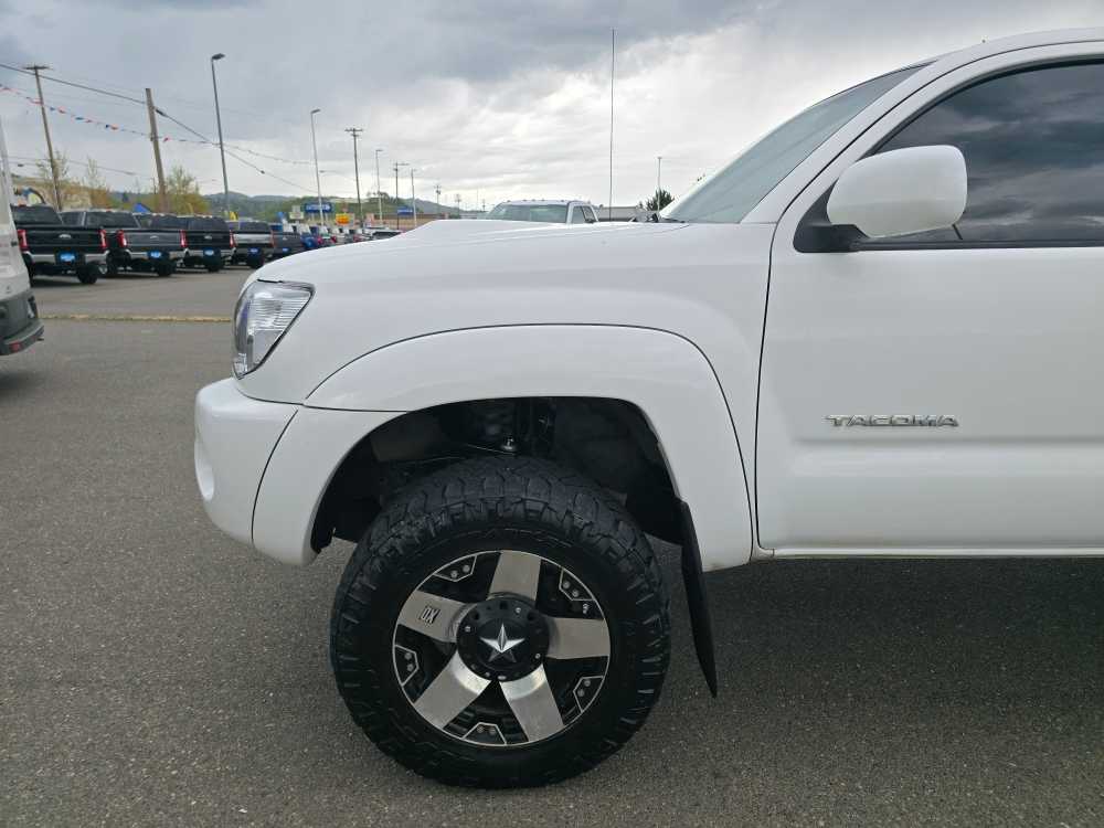 Thumbnail: 2010 Toyota Tacoma - 18