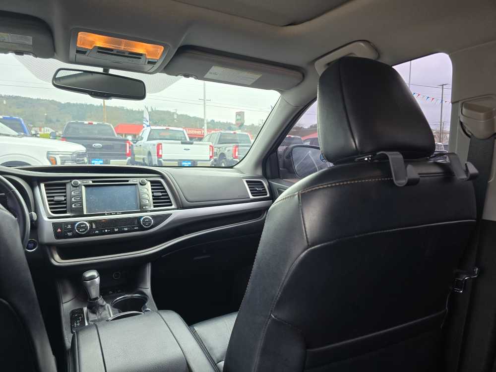 Thumbnail: 2016 Toyota Highlander - 14