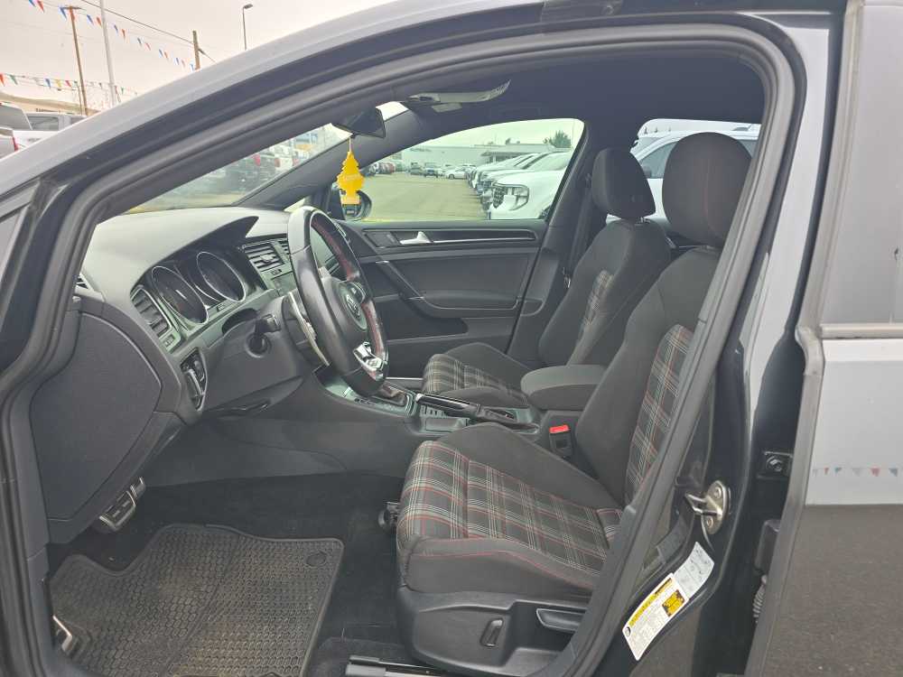 Thumbnail: 2016 Volkswagen Golf - 9