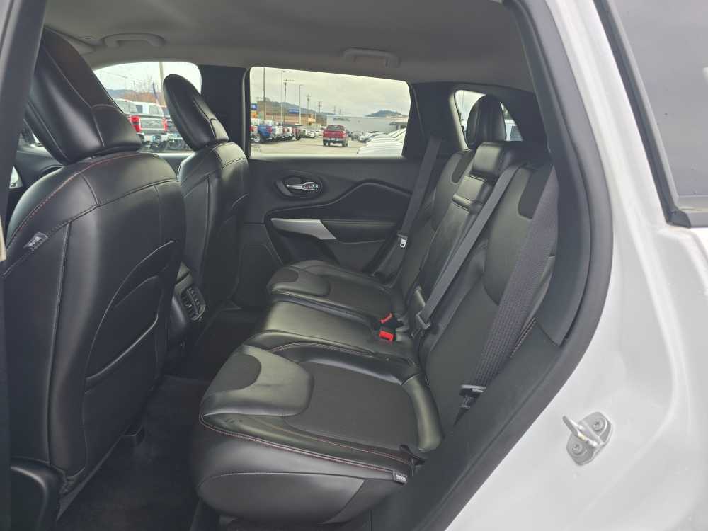 Thumbnail: 2018 Jeep Cherokee - 16