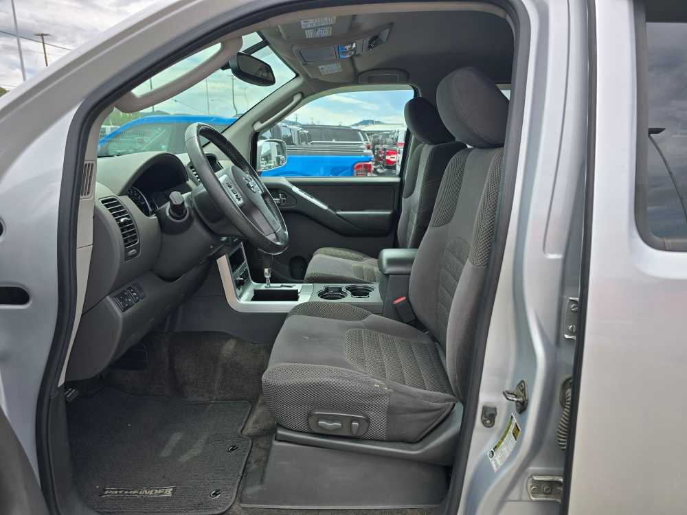 2011 Nissan Pathfinder SV 9