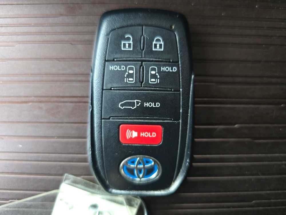 Thumbnail: 2021 Toyota Sienna - 22