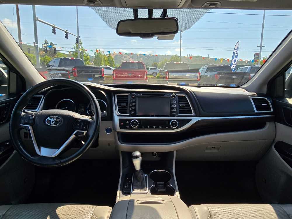 Thumbnail: 2015 Toyota Highlander - 15