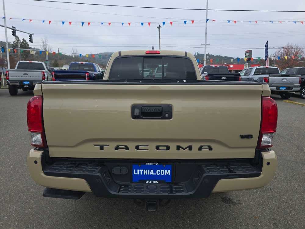 Thumbnail: 2017 Toyota Tacoma - 4