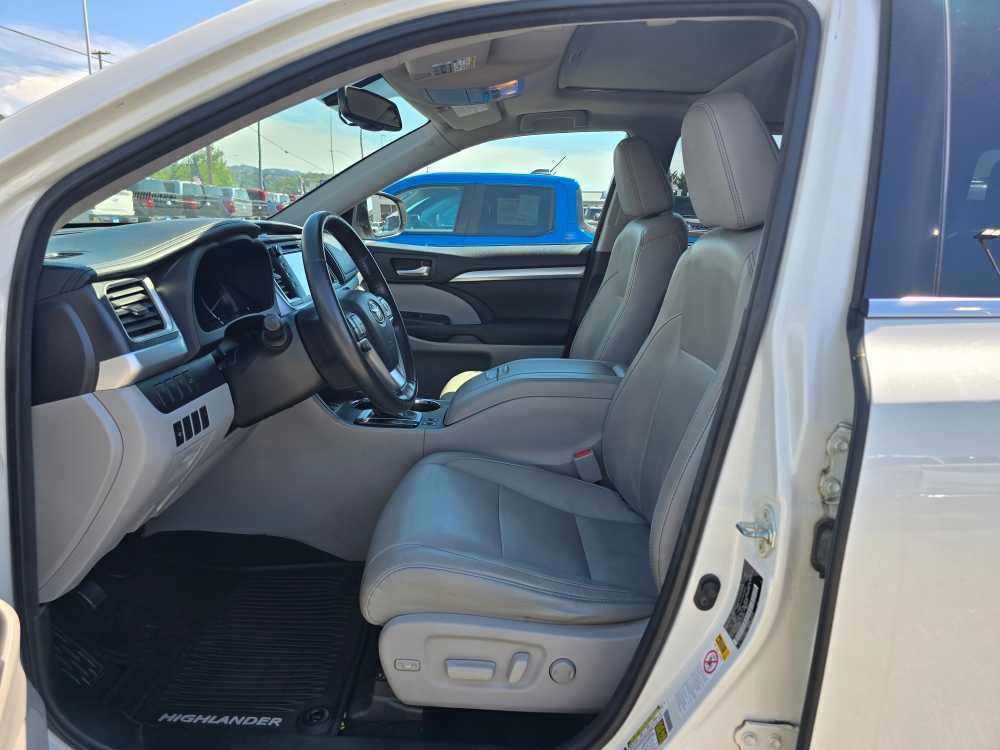 Thumbnail: 2015 Toyota Highlander - 9