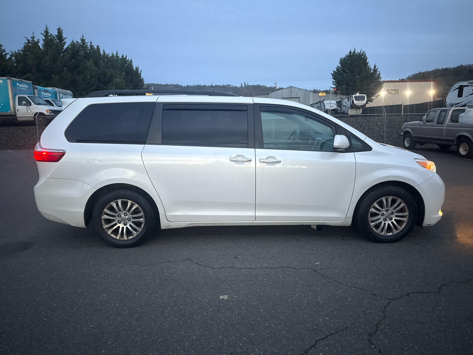 Thumbnail: 2015 Toyota Sienna - 10