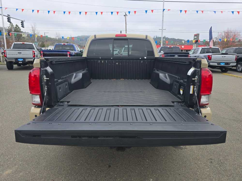 Thumbnail: 2017 Toyota Tacoma - 18