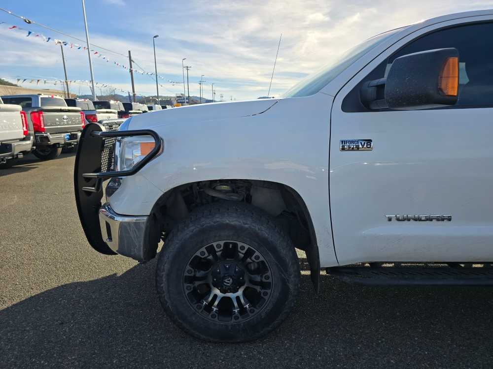 Thumbnail: 2015 Toyota Tundra - 18