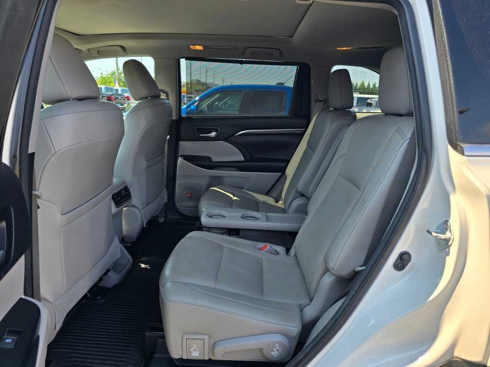 Thumbnail: 2015 Toyota Highlander - 16