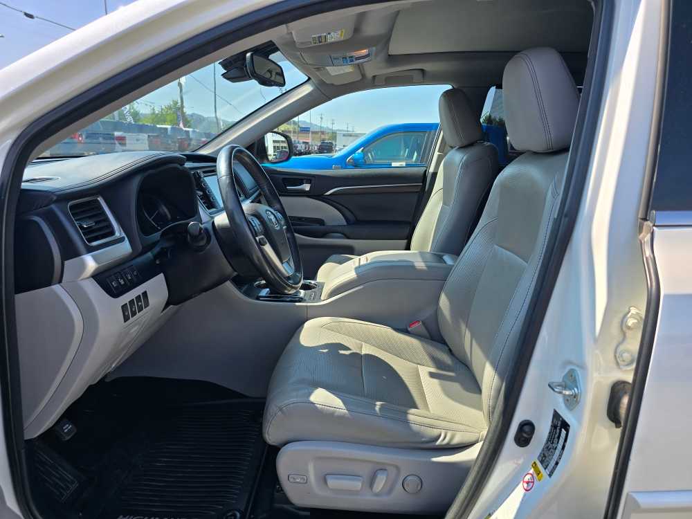 Thumbnail: 2015 Toyota Highlander - 9