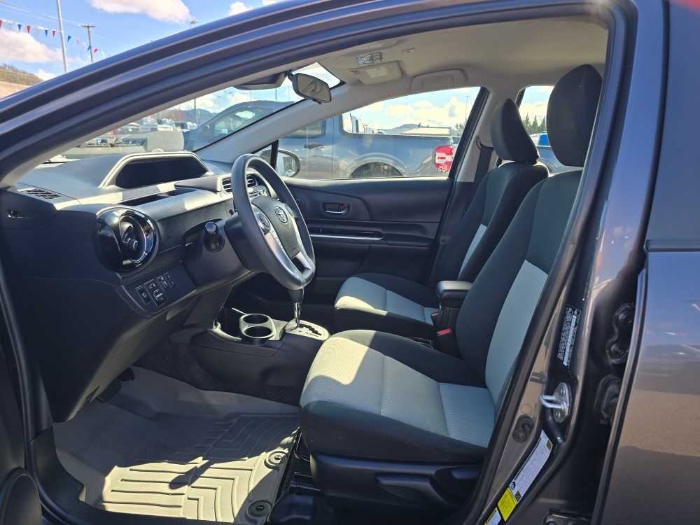 Thumbnail: 2017 Toyota Prius c - 10