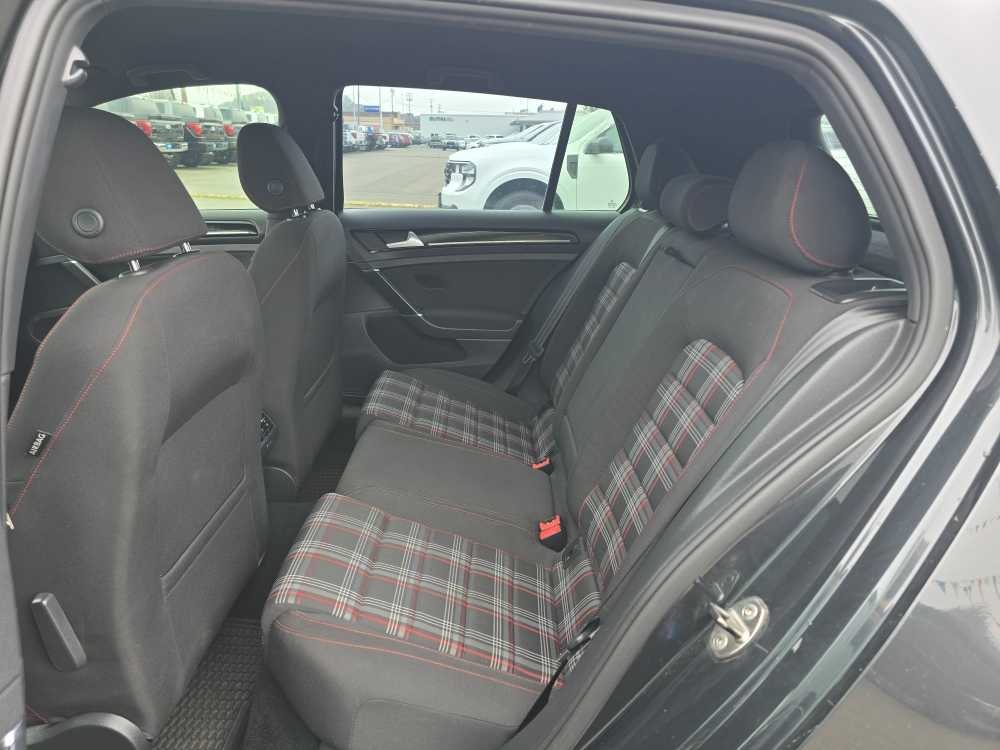 Thumbnail: 2016 Volkswagen Golf - 16