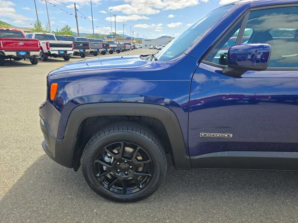 Thumbnail: 2016 Jeep Renegade - 18