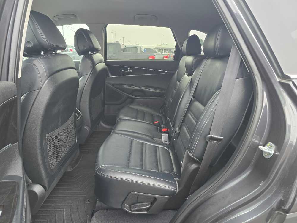 Thumbnail: 2016 Kia Sorento - 16