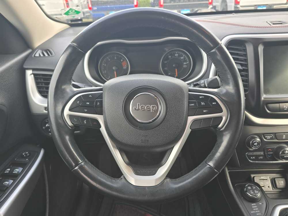 Thumbnail: 2018 Jeep Cherokee - 11