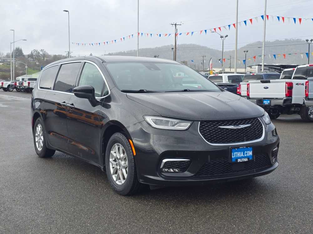 Thumbnail: 2023 Chrysler Pacifica - 7