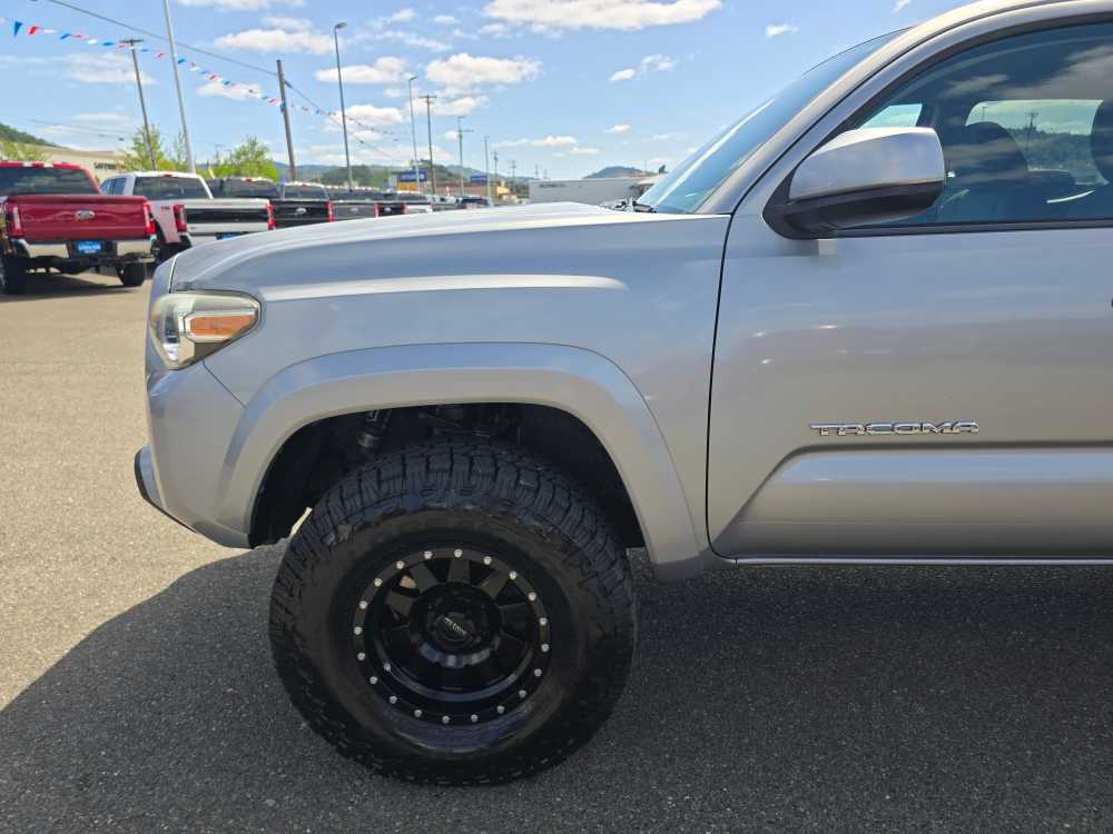 Thumbnail: 2017 Toyota Tacoma - 18