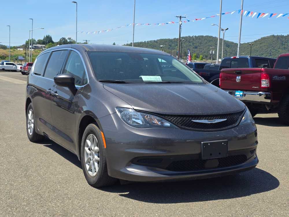 Thumbnail: 2023 Chrysler Voyager - 4